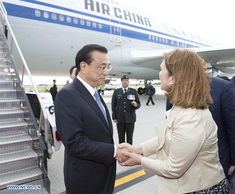 Chinese Premier Li Keqiang (L) and his wife Cheng Hong are welcomed by Canadian senior officials upon their arrival at Ottawa, Canada, Sept. 21, 2016. At the invitation of his Canadian counterpart Justin Trudeau, Chinese Premier Li Keqiang arrived here Wednesday for an official visit to Canada. (Xinhua/Huang Jingwen)