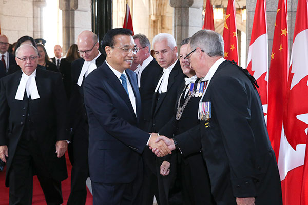 Visiting Chinese Premier Li Keqiang attends a welcome ceremony held by George Furey, speaker of the Canadian Senate, and Geoff Regan, speaker of the Canadian House of Commons, at Parliament Hill in Ottawa on Sept. 22, 2016. The two speakers lined up at Federal Hall with other parliamentarians to welcome Premier Li, who then signed the VIP books of the Senate and the House of Commons. [Photo: Xinhua]         
