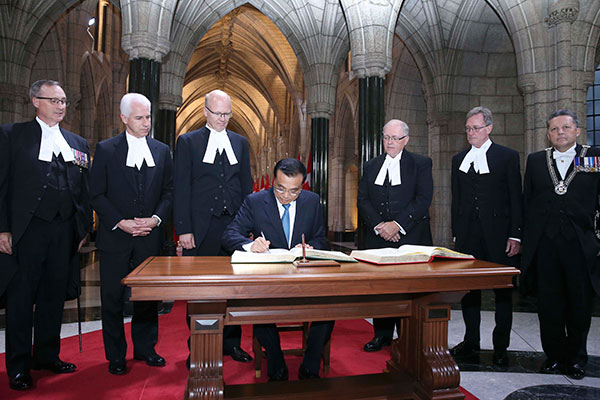 Visiting Chinese Premier Li Keqiang attends a welcome ceremony held by George Furey, speaker of the Canadian Senate, and Geoff Regan, speaker of the Canadian House of Commons, at Parliament Hill in Ottawa on Sept. 22, 2016. The two speakers lined up at Federal Hall with other parliamentarians to welcome Premier Li, who then signed the VIP books of the Senate and the House of Commons. [Photo: Xinhua]         