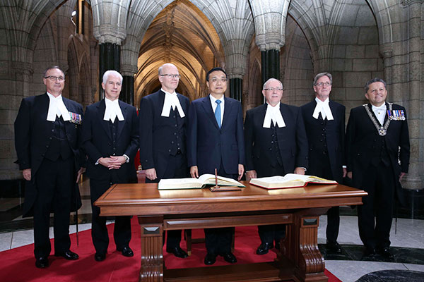 Visiting Chinese Premier Li Keqiang attends a welcome ceremony held by George Furey, speaker of the Canadian Senate, and Geoff Regan, speaker of the Canadian House of Commons, at Parliament Hill in Ottawa on Sept. 22, 2016. The two speakers lined up at Federal Hall with other parliamentarians to welcome Premier Li, who then signed the VIP books of the Senate and the House of Commons. [Photo: Xinhua]