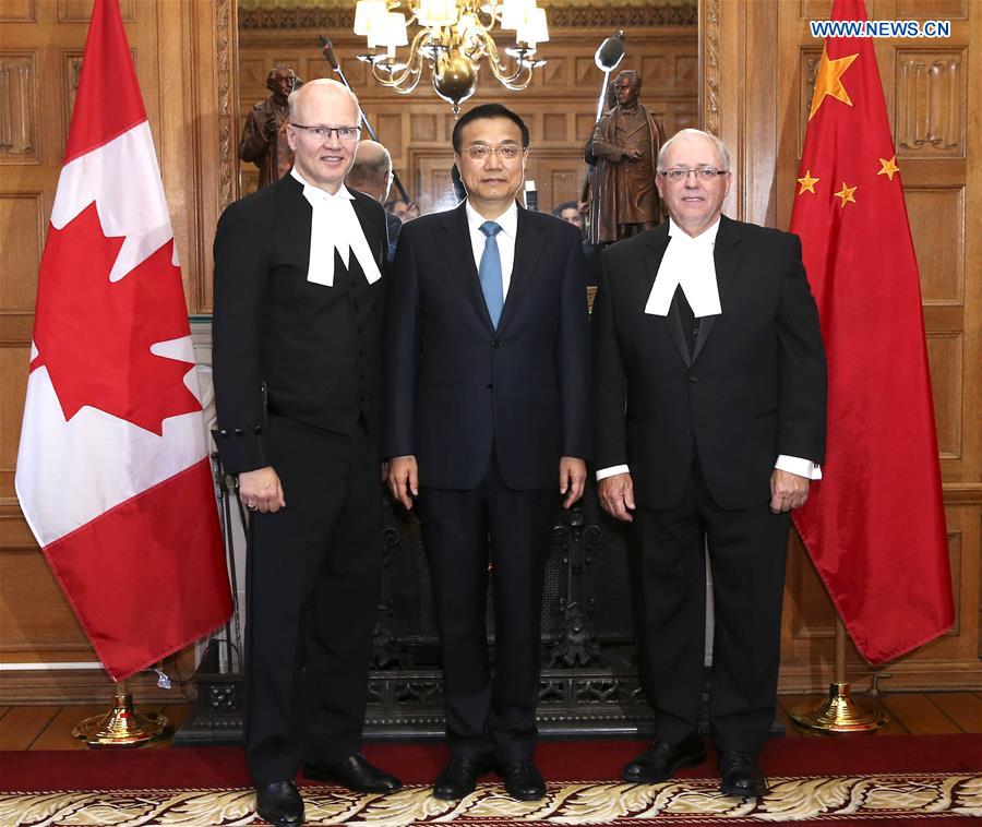 Chinese Premier Li Keqiang (C) meets with Canada