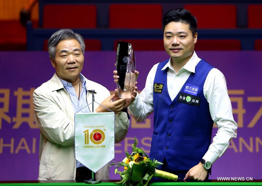 Ding Junhui (R) of China celebrates with his father after the final match against Mark Selby of England at the 2016 Shanghai Masters world snooker tournament in Shanghai, China, Sept. 25, 2016. Ding won 10-6 to claim the title. (Xinhua/Fan Jun)