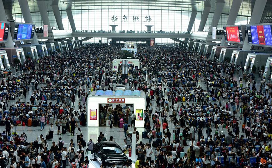 Hangzhou East Railway Station sees huge number of travelers on Oct 1, 2016. [Photo/IC]