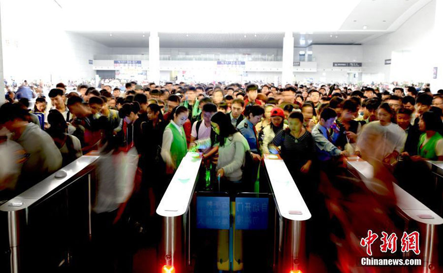 Many local train stations, including North China’s Taiyuan, sees huge number of passengers on the first day of the seven-day National Day Holiday, with the total number of passenger flow reaching 110 million. [Photo/Chinanews.com]