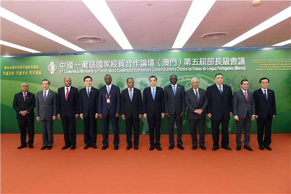 Premier Li posed for group photos with delegation heads before the opening ceremony.