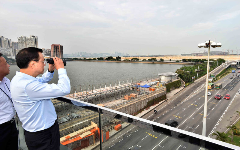 Li Keqiang inspects the construction site of HK-Zhuhai-Macao Bridge. With a total length of about 55 km, the Bridge is expected to be completed by the end of 2017. [Photo: gov.cn]