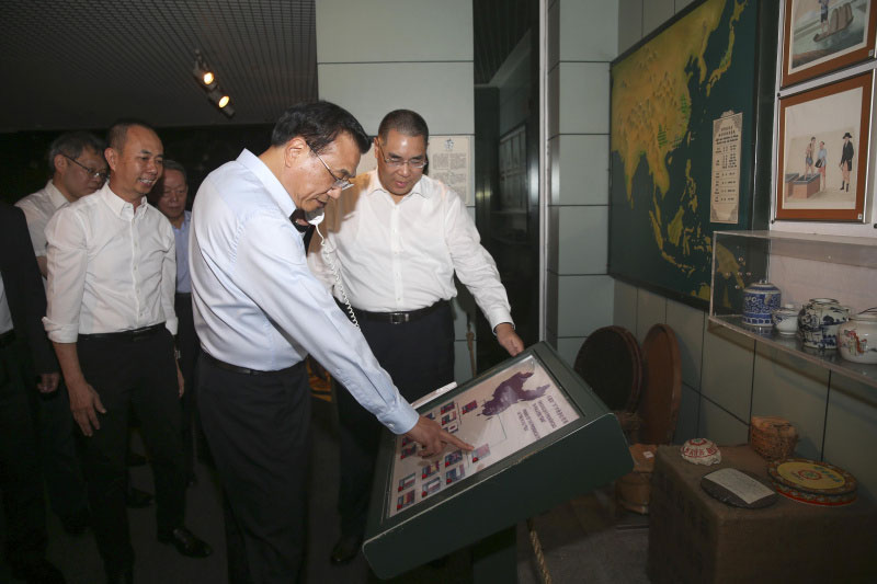 Li Keqiang visits the Macao Museum, highlighting Macao