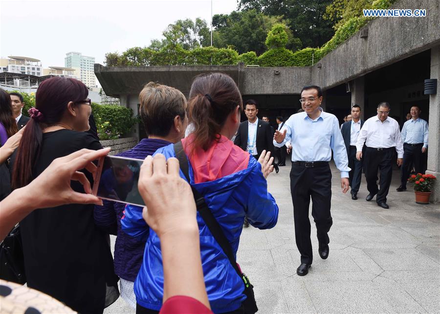 Chinese Premier Li Keqiang greets tourists and local residents while visiting the Macao Museum in Macao Special Administrative Region, south China, Oct. 11, 2016. Premier Li made an inspection tour in Macao Tuesday afternoon. (Xinhua/Rao Aimin)  