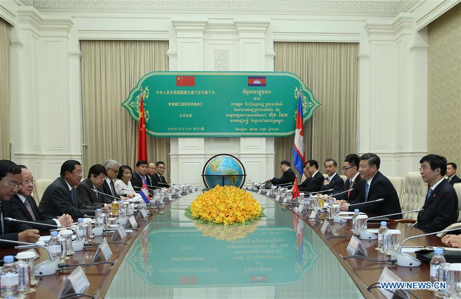Chinese President Xi Jinping(2nd R) talks with Cambodian Prime Minister Hun Sen(3rd L) in Phnom Penh, capital of Cambodia, Oct. 13, 2016. (Xinhua/Lan Hongguang) 