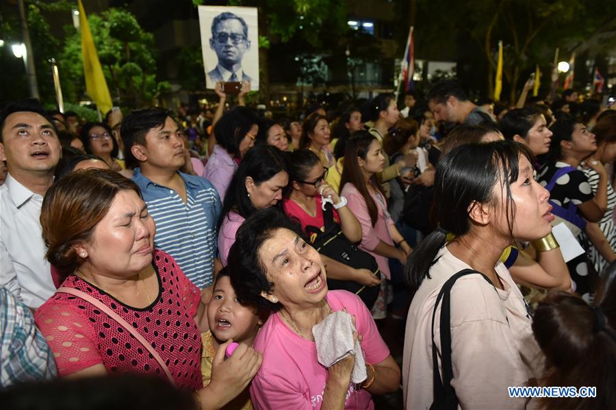 People mourn for the death of Thai King Bhumibol Adulyadej outside Siriraj Hospital in Bangkok, capital of Thailand, on Oct. 13, 2016. Thai King Bhumibol Adulyadej has died at the age of 88, the Bureau of Royal Household said on Thursday. (Xinhua/Li Mangmang)