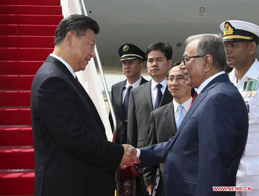 Chinese President Xi Jinping (L) is received by his Bangladeshi counterpart Abdul Hamid (R) upon his arrival at the airport in Dhaka, Bangladesh, Oct. 14, 2016. Xi Jinping arrived here Friday for a state visit. (Xinhua/Lan Hongguang)