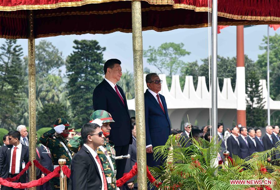 Chinese President Xi Jinping (L) attends a welcoming ceremony held by his Bangladeshi counterpart Abdul Hamid (R) upon his arrival at the airport in Dhaka, Bangladesh, Oct. 14, 2016. Xi Jinping arrived here Friday for a state visit. (Xinhua/Zhang Duo)