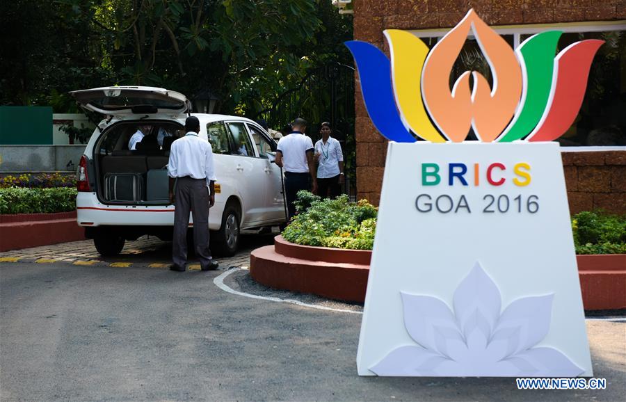 Security guards check a vehicle in Goa, India, Oct. 14, 2016. The 8th BRICS summit will be held in Goa of India on Oct. 15 to 16. (Xinhua/Bi Xiaoyang)