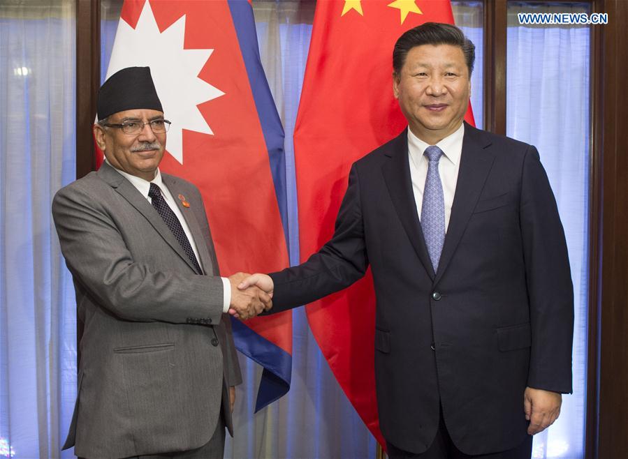 Chinese President Xi Jinping (R) meets with Nepali Prime Minister Pushpa Kamal Dahal in the western Indian state of Goa, Oct. 15, 2016. 