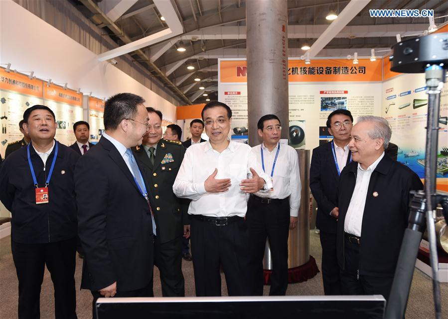 Chinese Premier Li Keqiang visits an exhibition on the high-technology achievements resulting from military and civilian cooperation in Beijing, capital of China, Oct. 19, 2016. (Xinhua/Rao Aimin)