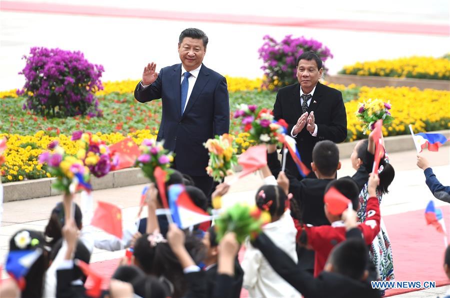Chinese President Xi Jinping (L) holds a welcome ceremony for visiting Philippine President Rodrigo Duterte (R) before their talks in Beijing, capital of China, Oct. 20, 2016. (Xinhua/Xie Huanchi)