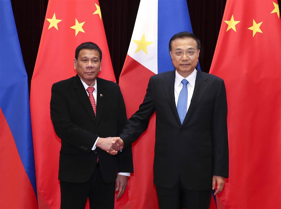 Chinese Premier Li Keqiang (R) meets with Philippine President Rodrigo Duterte at the Great Hall of the People in Beijing, capital of China, Oct. 20, 2016. (Xinhua/Pang Xinglei)
