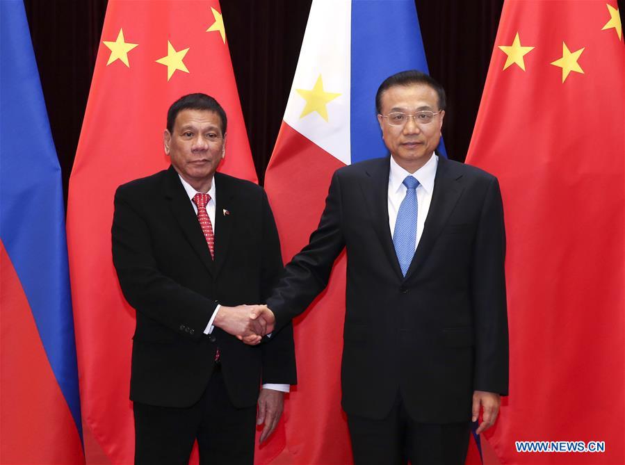 Chinese Premier Li Keqiang (R) meets with Philippine President Rodrigo Duterte at the Great Hall of the People in Beijing, capital of China, Oct. 20, 2016. (Xinhua/Pang Xinglei)