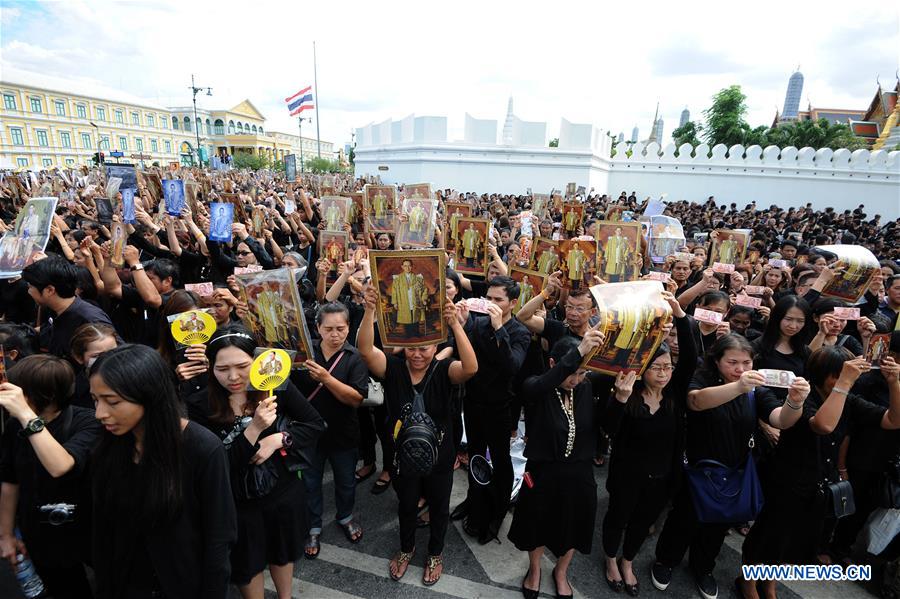 Thai mourners wait in front of the Grand Palace to participate in a mass royal anthem singing event in Bangkok, Thailand, Oct. 22, 2016. Tens of thousands of mourners gathered around the Sanam Luang square near Bangkok