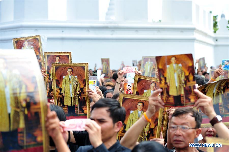 Thai mourners participate in a mass royal anthem singing event at the Sanam Luang square in Bangkok, Thailand, Oct. 22, 2016. Tens of thousands of mourners gathered around the Sanam Luang square near Bangkok