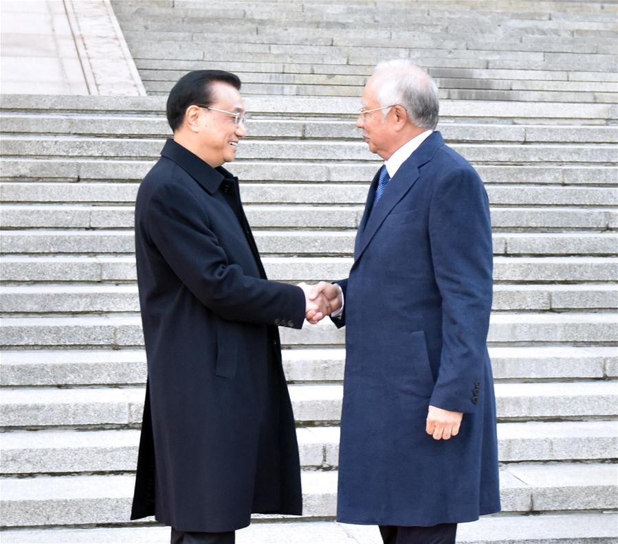 Chinese Premier Li Keqiang (L) holds a welcome ceremony for visiting Malaysian Prime Minister Najib Razak before their talks in Beijing, capital of China, Nov. 1, 2016. (Xinhua/Zhang Duo)