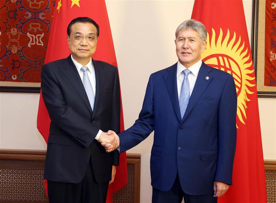 Chinese Premier Li Keqiang (L) meets with Kyrgyz President Almazbek Atambayev in Bishkek, Kyrgyzstan, Nov. 2, 2016. (Xinhua/Yao Dawei)