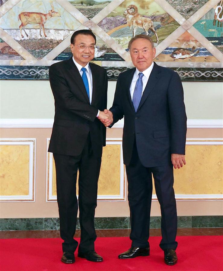 Chinese Premier Li Keqiang (L) meets with Kazakh President Nursultan Nazarbayev in Astana, Kazakhstan, Nov. 3, 2016. (Xinhua/Zhang Duo)
