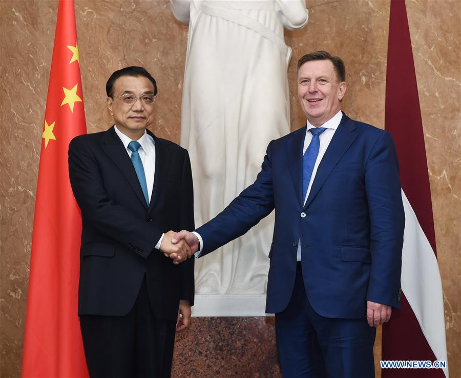 Chinese Premier Li Keqiang (L) holds talks with his Latvian counterpart Maris Kucinskis in Riga, Latvia, Nov. 4, 2016. (Xinhua/Rao Aimin)