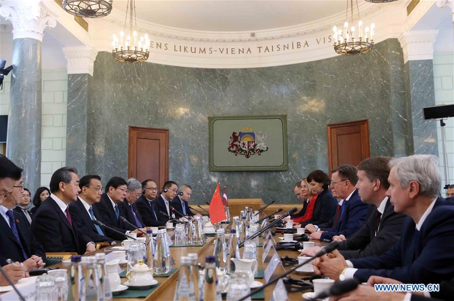 Chinese Premier Li Keqiang holds talks with his Latvian counterpart Maris Kucinskis in Riga, Latvia, Nov. 4, 2016. (Xinhua/Liu Weibing)