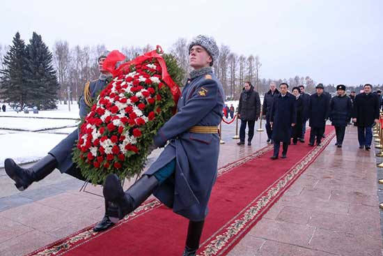 Chinese Premier Li Keqiang lays a wreath at the world famous Piskaryovskoye Memorial Cemetery and visits the memorial