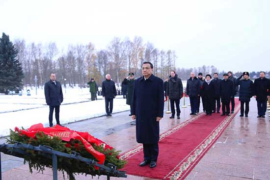 On Nov 7, Premier Li visited a cemetery in St. Petersburg, and laid a wreath at the monument. The Premier said we should remember those who gave their lives in defense of their motherland and world peace in the anti-Fascist war.