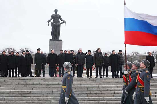 On Nov 7, Premier Li visited a cemetery in St. Petersburg, and laid a wreath at the monument. The Premier said we should remember those who gave their lives in defense of their motherland and world peace in the anti-Fascist war.