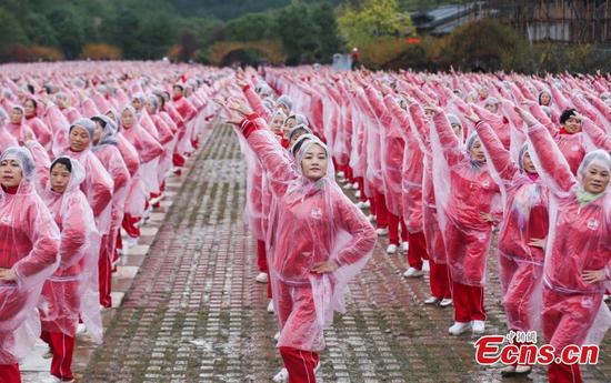 Dancers perform on Yunwu Mountain in Wuhan, Hubei province, on Nov 7, 2016. A total of 50,085 people in 14 cities, including Beijing, Tianjin and Jinan, danced at the same time, setting a Guinness World Record for multiple-site large-scale dancing.(Photo: China News Service/ Zhang Chang)