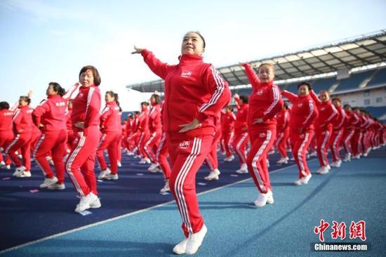 Dancing enthusiasts in Beijing participate in a choreographed square dance on Nov 7, 2016.(Photo: China News Service/Zhao Juan)