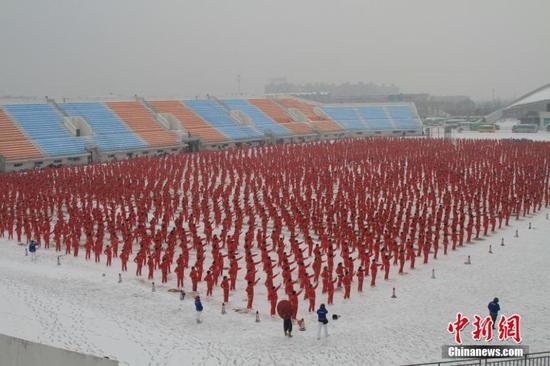 Dancing enthusiasts in Shenyang, Liaoning province, participate in a choreographed square dance on Nov 7, 2016.(Photo: China News Service/Shen Diancheng)