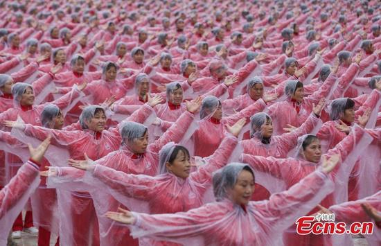 Dancers perform on Yunwu Mountain in Wuhan, Hubei province, on Nov 7, 2016. A total of 50,085 people in 14 cities, including Beijing, Tianjin and Jinan, danced at the same time, setting a Guinness World Record for multiple-site large-scale dancing.(Photo: China News Service/ Zhang Chang)