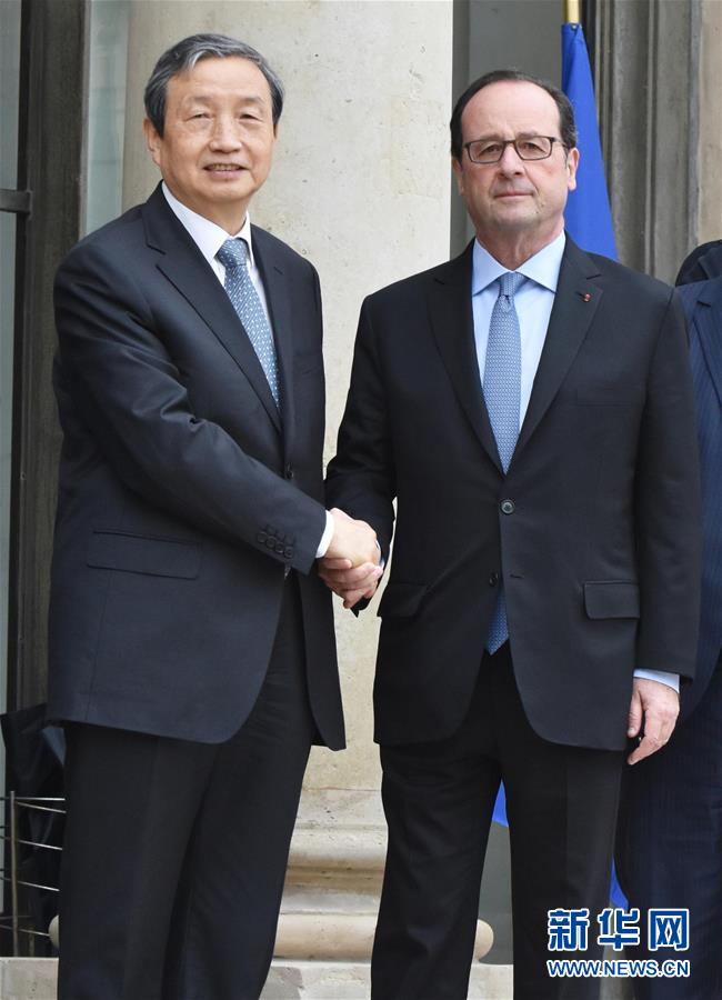 French President Francois Hollande and Finance Minister Michel Sapin welcomed Chinese Vice Premier Ma Kai at the Elysee Presidential Palace in Paris on Monday. 