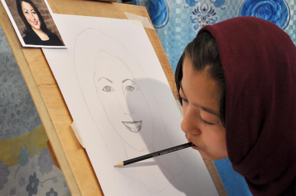 A teenage artist in Afghanistan is inspiring people in the war-torn country by painting with her mouth. 