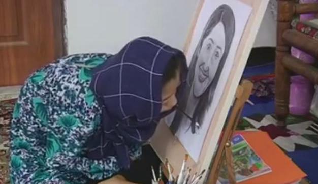  Though she is only able to paint for two hours a day, Robaba says she wants to teach people in her country that it is possible to earn a living even if you have a disability.