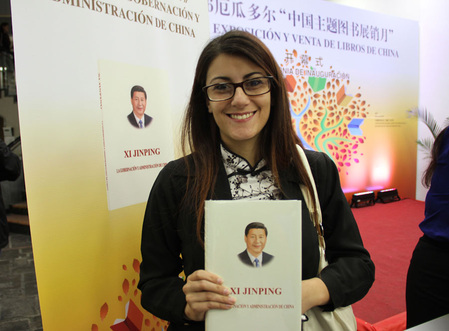 An Ecuadorian resident poses for photos with Xi Jinping