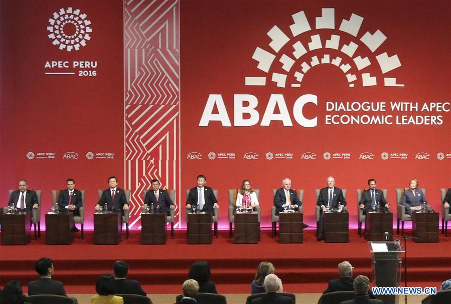 Chinese President Xi Jinping (5th L), along with other APEC leaders, holds dialogue with representatives of the APEC Business Advisory Council in Lima, Peru, Nov. 19, 2016. (Xinhua/Pang Xinglei)