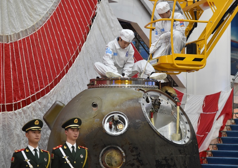 Shenzhou-11 experiment samples removed from re-entry module