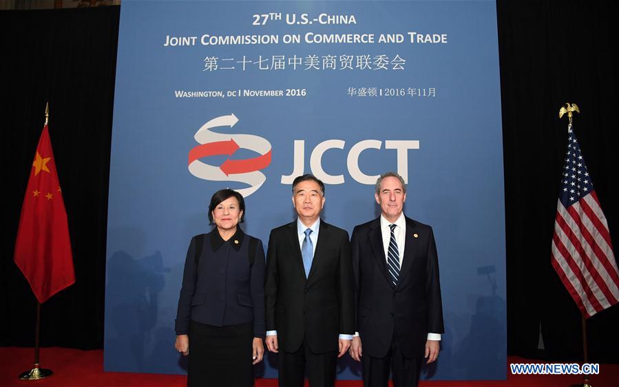 Chinese Vice Premier Wang Yang (C), U.S. Secretary of Commerce Penny Pritzker (L) and U.S. Trade Representative Michael Froman pose for a photograph at the 27th Session of the China-U.S. Joint Commission on Commerce and Trade (JCCT) in Washington D.C., capital of the United States, on Nov. 23, 2016. (Xinhua/Yin Bogu)