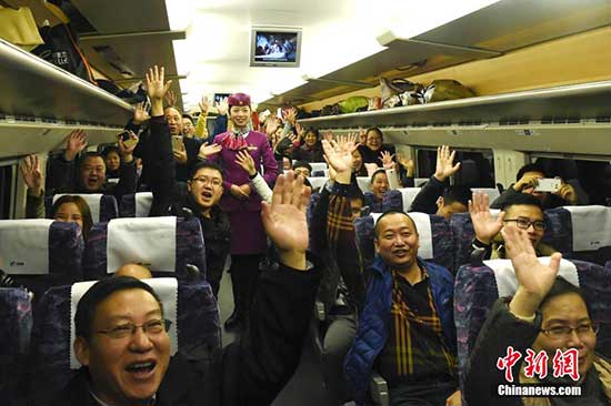 Passengers cheer on the train which started operating on Monday. [Photo/Chinanews.com][Photo/Chinanews.com]