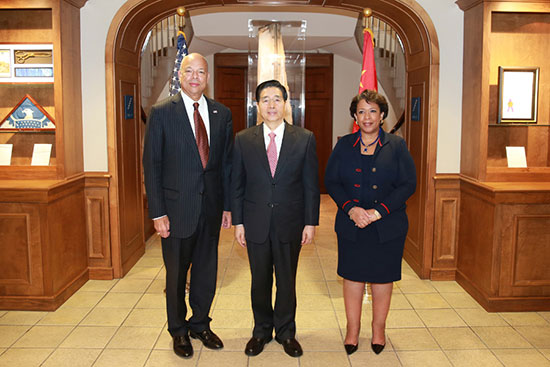 Chinese State Councilor Guo Shengkun (M) and US Department of Homeland Security Secretary Jeh Johnson (L) and Attorney General Loretta E. Lynch. [Photo: CRIENGLISH.com]