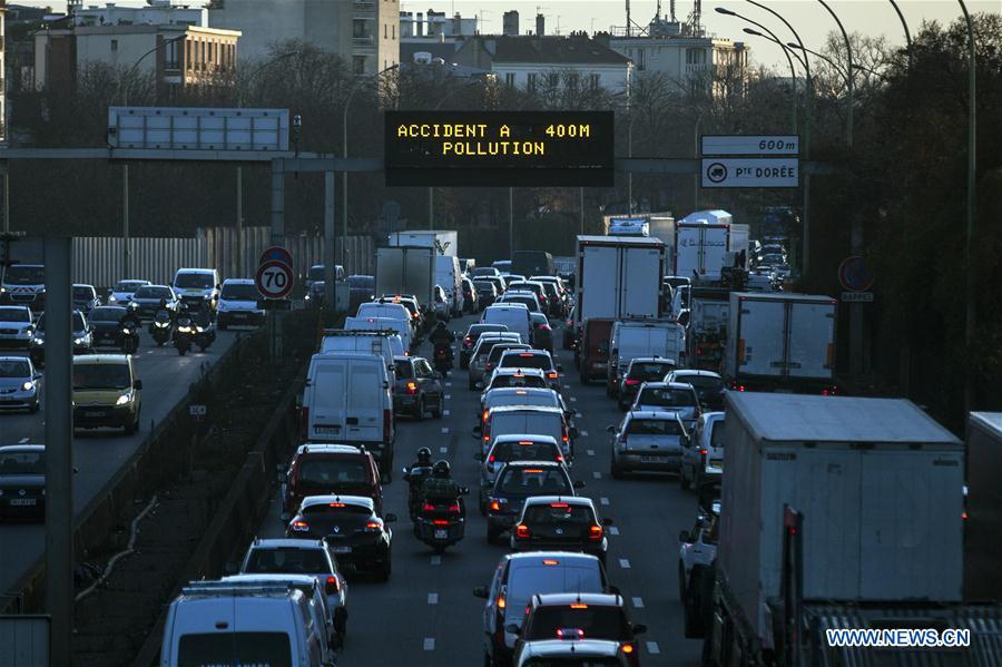 Photo taken on Dec. 8, 2016 shows a traffic billboard reading "pollution" on a road in Paris, France. Vehicles are to be banned from circulating in Paris and in 22 neighboring municipalities on Friday for the fourth successive day due to poor air quality, the city authorities said on Thursday. (Xinhua/Theo Duval) 
