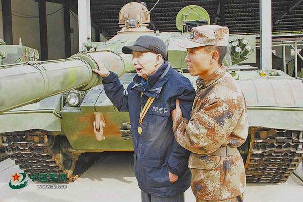 Blind WWII veteran gets to touch the tanks