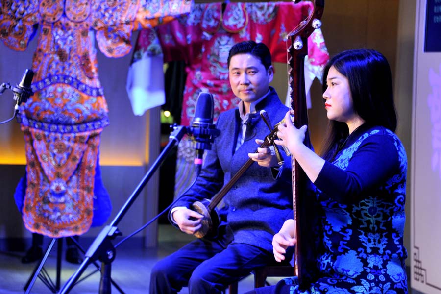 Two artists perform Suzhou Pingtan, a mixture of storytelling and ballad performance, during the trial run of Shanghai Dashijie on Dec 28, 2016. [Photo/VCG]