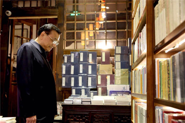 Premier Li Keqiang visits Kuanzhai Ancient Street in Chengdu, Sichuan province, on April 25, 2016. 