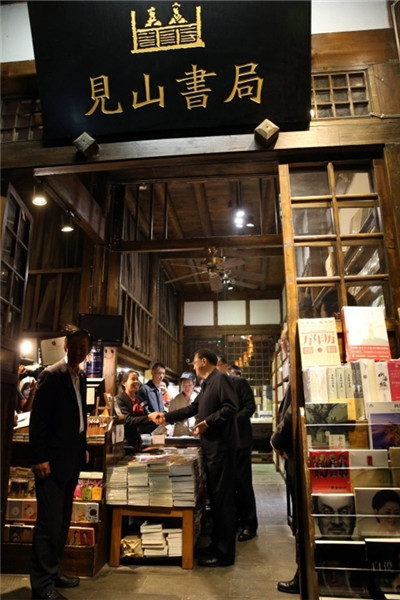 Premier Li Keqiang visits Kuanzhai Ancient Street in Chengdu, Sichuan province, on April 25, 2016. 